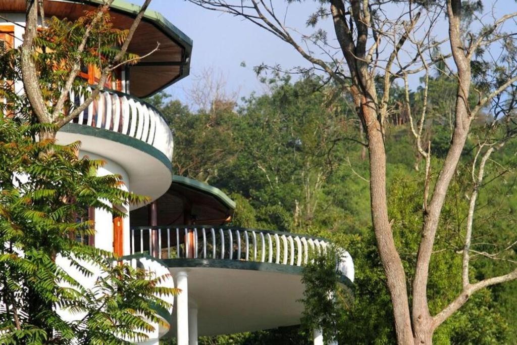 אלה The Hideaway Hotel מראה חיצוני תמונה